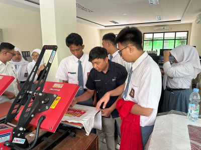 Pelatihan Penggunaan alat pres kaos dalam proses produksi 